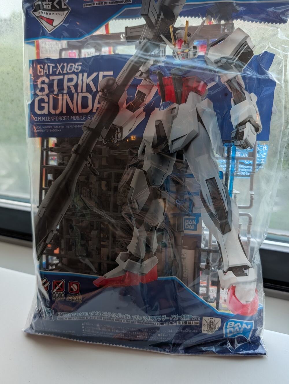 GAT-X105 Strike Gundam Bandai Gunpla - 1/144 Entry Grade Model Kit